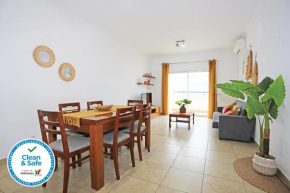 A04 - Large Modern 1 Bed Apartment with pool